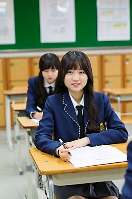 포토 JPG 학생 여자 교복 교실 학교 청소년 고등학생 실내 웃음 사람 앉기 동양인 상반신 두명 앞모습 아웃포커스 10대 펜 시험 한국인 책상 시험지 여자만 십대만 십대여자만 국내포토 옷 교육 뷰포인트 가구 모션 촬영기법 표정 인종 내부 필기구 파일형식