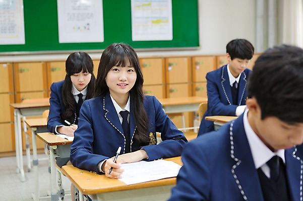 포토 JPG 학생 여자 남자 교복 교실 학교 청소년 고등학생 실내 웃음 사람 앉기 동양인 여러명 상반신 아웃포커스 10대 펜 시험 한국인 책상 시험지 십대만 국내포토 옷 교육 가구 다수 모션 촬영기법 표정 인종 내부 필기구 파일형식