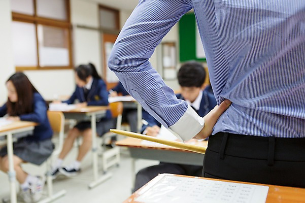 포토 JPG 학생 여자 남자 교복 교실 학교 청소년 실내 사람 동양인 여러명 성인 아웃포커스 10대 30대 교사 시험 한국인 책상 시험지 국내포토 직업 옷 교육 가구 다수 촬영기법 인종 내부 장년 파일형식