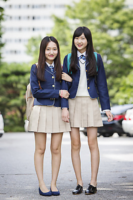 포토 JPG 주간 전신 학생 여학생 여자 교복 가방 청소년 여고생 고등학생 서기 웃음 사람 동양인 야외 두명 앞모습 아웃포커스 10대 친구 팔짱 한국인 입학 등하교 여자만 십대만 십대여자만 국내포토 자연요소 잡화 옷 교육 뷰포인트 관계 모션 촬영기법 표정 인종 파일형식