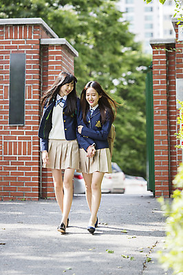 포토 JPG 주간 전신 학생 응시 여학생 여자 교복 가방 학교 청소년 여고생 고등학생 서기 웃음 사람 동양인 야외 두명 앞모습 10대 친구 걷기 팔짱 한국인 입학 등하교 정문 여자만 십대만 십대여자만 국내포토 자연요소 시선 잡화 옷 교육 뷰포인트 관계 모션 표정 인종 문 파일형식