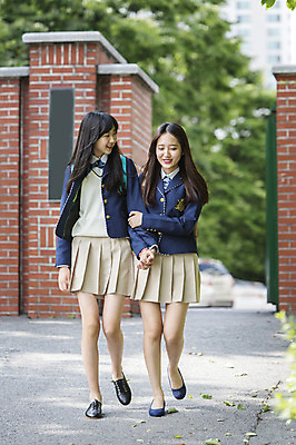 포토 JPG 주간 전신 학생 응시 여학생 여자 교복 가방 학교 청소년 여고생 고등학생 서기 웃음 사람 동양인 야외 두명 앞모습 아웃포커스 10대 친구 걷기 팔짱 한국인 입학 등하교 정문 여자만 십대만 십대여자만 국내포토 자연요소 시선 잡화 옷 교육 뷰포인트 관계 모션 촬영기법 표정 인종 문 파일형식