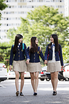 포토 JPG 주간 전신 학생 응시 여학생 여자 교복 가방 청소년 여고생 고등학생 서기 웃음 사람 동양인 야외 앞모습 아웃포커스 10대 세명 친구 걷기 손잡기 한국인 입학 등하교 여자만 십대만 십대여자만 국내포토 자연요소 시선 잡화 옷 교육 뷰포인트 관계 모션 촬영기법 표정 인종 파일형식