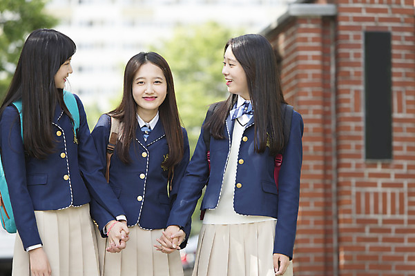 포토 JPG 주간 학생 응시 여학생 여자 교복 가방 학교 청소년 여고생 고등학생 서기 웃음 사람 동양인 상반신 야외 앞모습 아웃포커스 10대 세명 친구 손잡기 한국인 입학 등하교 정문 여자만 십대만 십대여자만 국내포토 자연요소 시선 잡화 옷 교육 뷰포인트 관계 모션 촬영기법 표정 인종 문 파일형식