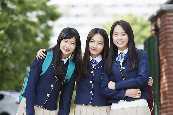 포토 JPG 주간 학생 여학생 여자 교복 가방 학교 청소년 여고생 고등학생 어깨동무 서기 웃음 사람 동양인 상반신 야외 앞모습 아웃포커스 10대 세명 친구 한국인 입학 등하교 정문 여자만 십대만 십대여자만 국내포토 자연요소 잡화 옷 교육 뷰포인트 포즈 관계 모션 촬영기법 표정 인종 문 파일형식