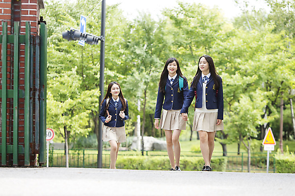 포토 JPG 주간 학생 여학생 여자 교복 가방 청소년 여고생 고등학생 서기 사람 동양인 야외 앞모습 10대 세명 친구 걷기 손잡기 한국인 입학 등하교 정문 여자만 십대만 십대여자만 국내포토 자연요소 잡화 옷 교육 뷰포인트 관계 모션 인종 문 파일형식