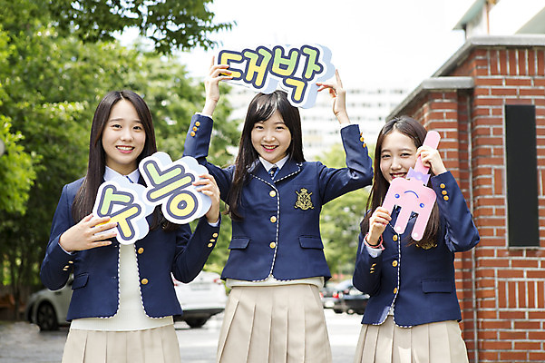 포토 JPG 주간 학생 응시 여학생 여자 교복 학교 응원 청소년 여고생 고등학생 서기 웃음 들기 사람 동양인 상반신 야외 앞모습 10대 세명 친구 수능 한국인 잡기 등하교 대박 정문 여자만 십대만 십대여자만 국내포토 자연요소 시선 옷 교육 뷰포인트 관계 모션 표정 인종 문 시험 파일형식