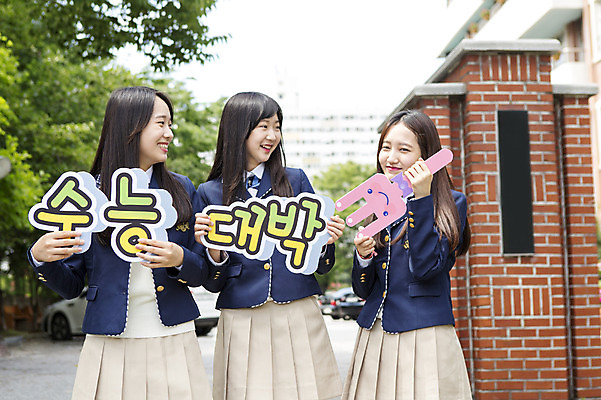 포토 JPG 주간 학생 응시 여학생 여자 교복 학교 응원 청소년 여고생 고등학생 서기 웃음 들기 사람 동양인 상반신 야외 앞모습 10대 세명 친구 수능 한국인 잡기 등하교 대박 정문 여자만 십대만 십대여자만 국내포토 자연요소 시선 옷 교육 뷰포인트 관계 모션 표정 인종 문 시험 파일형식