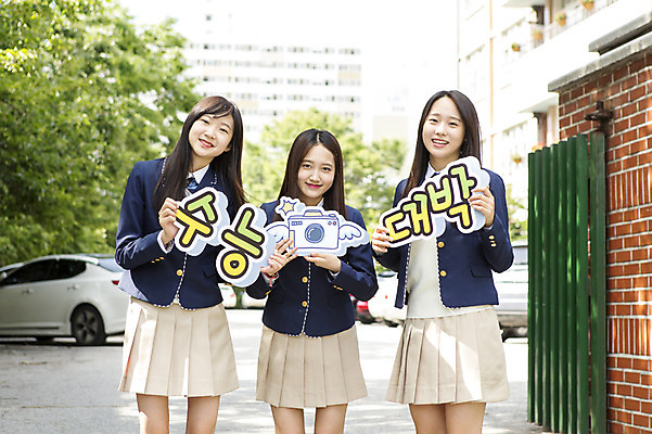 포토 JPG 주간 학생 여학생 여자 교복 학교 응원 청소년 여고생 고등학생 서기 웃음 들기 사람 동양인 상반신 야외 앞모습 10대 세명 친구 수능 한국인 잡기 등하교 대박 정문 여자만 십대만 십대여자만 국내포토 자연요소 옷 교육 뷰포인트 관계 모션 표정 인종 문 시험 파일형식