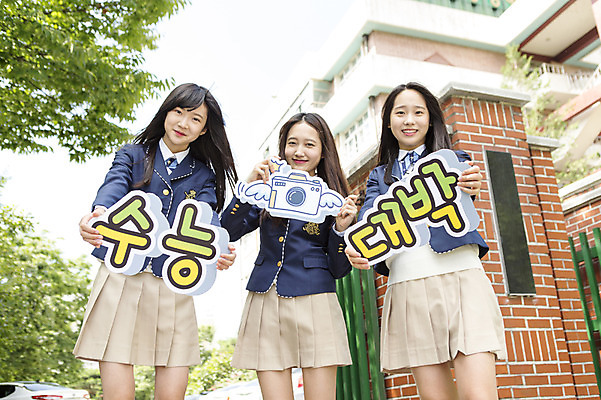 포토 JPG 주간 전신 학생 여학생 여자 교복 로우앵글 학교 응원 청소년 하늘 여고생 고등학생 서기 웃음 들기 사람 동양인 야외 앞모습 10대 세명 친구 수능 한국인 잡기 등하교 정문 여자만 십대만 십대여자만 국내포토 자연요소 옷 교육 뷰포인트 관계 모션 표정 인종 문 시험 파일형식