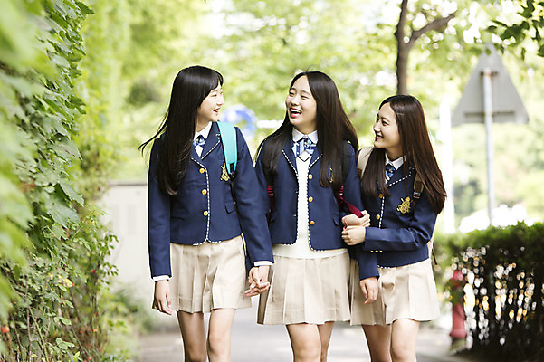 포토 JPG 주간 학생 응시 여학생 여자 교복 길 가방 청소년 여고생 고등학생 서기 웃음 사람 동양인 상반신 야외 10대 세명 친구 걷기 손잡기 한국인 입학 등하교 여자만 십대만 십대여자만 국내포토 자연요소 시선 잡화 옷 교육 관계 모션 표정 인종 파일형식