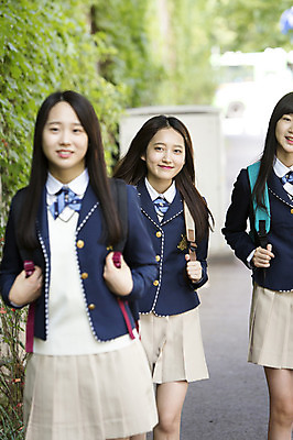 포토 JPG 주간 학생 여학생 여자 교복 길 가방 청소년 여고생 고등학생 서기 웃음 사람 동양인 상반신 야외 10대 세명 친구 걷기 한국인 잡기 입학 등하교 여자만 십대만 십대여자만 국내포토 자연요소 잡화 옷 교육 관계 모션 표정 인종 파일형식
