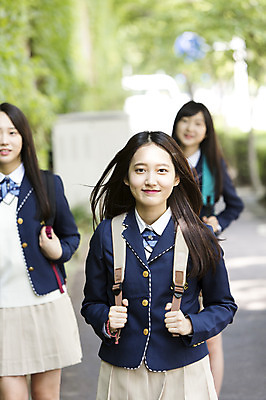 포토 JPG 주간 학생 여학생 여자 교복 길 가방 청소년 여고생 고등학생 서기 웃음 사람 동양인 상반신 야외 앞모습 아웃포커스 10대 세명 친구 한국인 잡기 입학 등하교 여자만 십대만 십대여자만 국내포토 자연요소 잡화 옷 교육 뷰포인트 관계 모션 촬영기법 표정 인종 파일형식