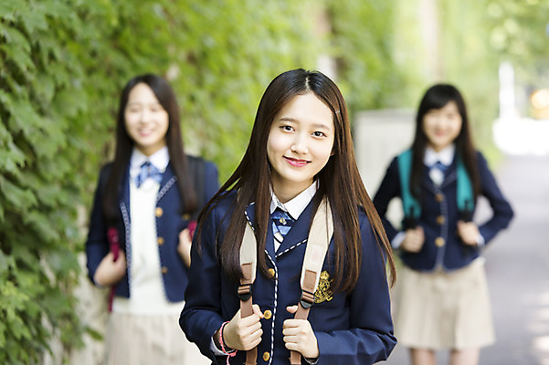 포토 JPG 주간 학생 여학생 여자 교복 길 가방 청소년 여고생 고등학생 서기 웃음 사람 동양인 상반신 야외 앞모습 아웃포커스 10대 세명 친구 한국인 잡기 입학 등하교 여자만 십대만 십대여자만 국내포토 자연요소 잡화 옷 교육 뷰포인트 관계 모션 촬영기법 표정 인종 파일형식
