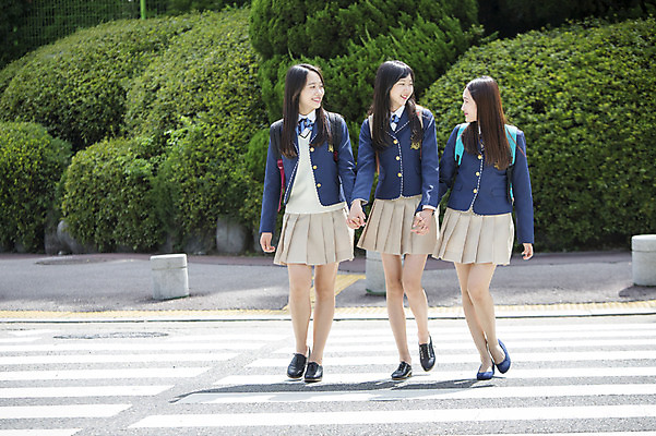 포토 JPG 주간 전신 학생 응시 여학생 여자 교복 가방 청소년 여고생 고등학생 웃음 사람 동양인 야외 앞모습 10대 세명 친구 걷기 손잡기 한국인 횡단보도 입학 등하교 여자만 십대만 십대여자만 국내포토 자연요소 시선 잡화 옷 교육 뷰포인트 관계 모션 표정 인종 보행로 파일형식