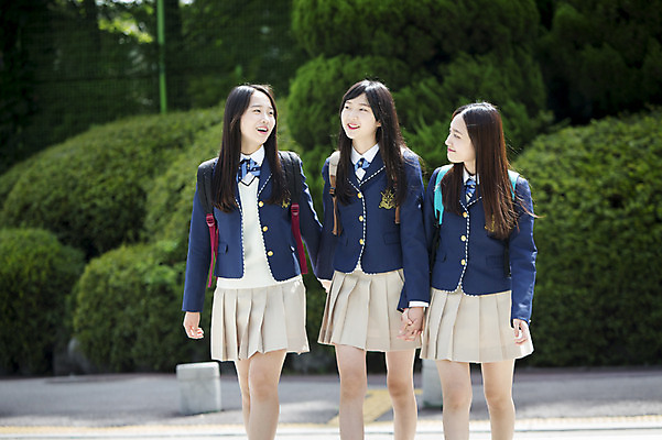 포토 JPG 주간 학생 응시 여학생 여자 교복 가방 청소년 여고생 고등학생 웃음 사람 동양인 상반신 야외 앞모습 아웃포커스 10대 세명 친구 걷기 한국인 횡단보도 입학 등하교 여자만 십대만 십대여자만 국내포토 자연요소 시선 잡화 옷 교육 뷰포인트 관계 모션 촬영기법 표정 인종 보행로 파일형식