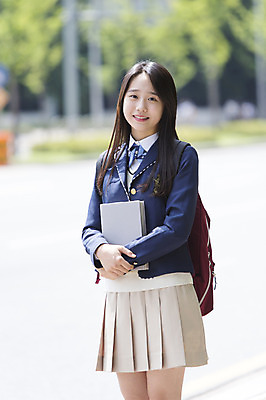 포토 JPG 주간 학생 여학생 여자 교복 가방 청소년 여고생 고등학생 한명 서기 웃음 들기 사람 동양인 상반신 야외 앞모습 아웃포커스 10대 책 한국인 잡기 등하교 여자만 여자한명만 십대만 십대여자만 십대여자한명만 국내포토 자연요소 1 잡화 옷 뷰포인트 모션 촬영기법 표정 인종 파일형식