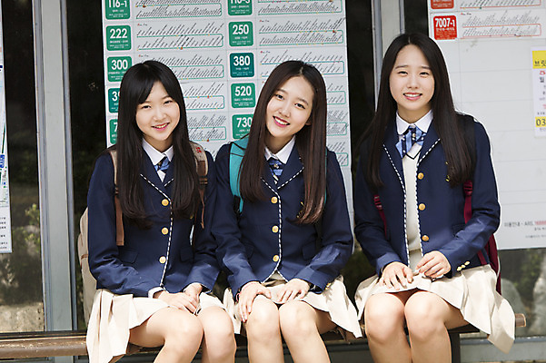 포토 JPG 주간 학생 여학생 여자 교복 가방 청소년 여고생 고등학생 웃음 사람 앉기 동양인 상반신 야외 앞모습 10대 세명 친구 한국인 버스정류장 등하교 여자만 십대만 십대여자만 국내포토 자연요소 잡화 옷 뷰포인트 관계 모션 표정 인종 역 파일형식