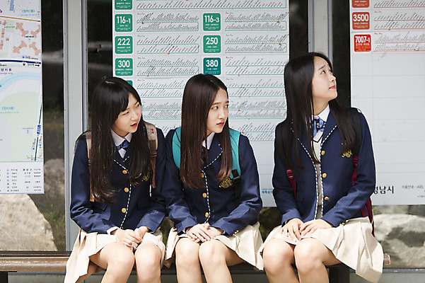 포토 JPG 주간 학생 응시 여학생 여자 교복 가방 청소년 여고생 고등학생 사람 앉기 동양인 상반신 야외 앞모습 10대 세명 친구 한국인 버스정류장 등하교 여자만 십대만 십대여자만 국내포토 자연요소 시선 잡화 옷 뷰포인트 관계 모션 인종 역 파일형식