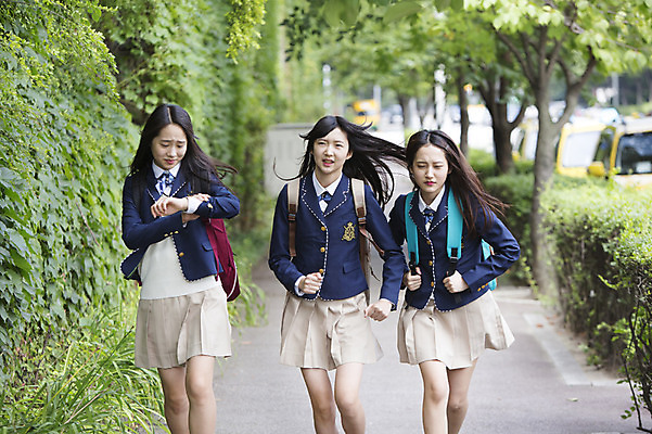 포토 JPG 주간 학생 여학생 여자 교복 가방 청소년 여고생 고등학생 서기 사람 동양인 상반신 야외 앞모습 10대 세명 친구 달리기 한국인 지각 입학 등교 등하교 여자만 십대만 십대여자만 국내포토 자연요소 잡화 옷 교육 뷰포인트 관계 모션 인종 파일형식