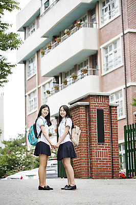 포토 JPG 주간 전신 학생 여학생 여자 교복 가방 학교 청소년 여고생 고등학생 서기 웃음 사람 동양인 야외 두명 옆모습 10대 친구 손잡기 한국인 입학 등하교 정문 여자만 십대만 십대여자만 국내포토 자연요소 잡화 옷 교육 뷰포인트 관계 모션 표정 인종 문 파일형식