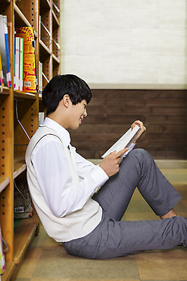 포토 JPG 학생 응시 남자 교복 학교 청소년 고등학생 책장 실내 한명 웃음 사람 앉기 동양인 상반신 옆모습 10대 책 기댐 한국인 잡기 도서관 남자만 남자한명만 십대만 십대남자만 십대남자한명만 국내포토 1 시선 옷 교육 뷰포인트 가구 모션 표정 인종 내부 파일형식