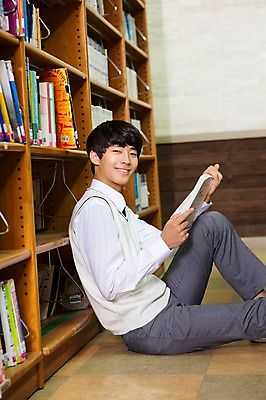 포토 JPG 학생 남자 교복 학교 청소년 고등학생 책장 실내 한명 웃음 들기 사람 앉기 동양인 상반신 옆모습 10대 책 기댐 한국인 잡기 도서관 남자만 남자한명만 십대만 십대남자만 십대남자한명만 국내포토 1 옷 교육 뷰포인트 가구 모션 표정 인종 내부 파일형식