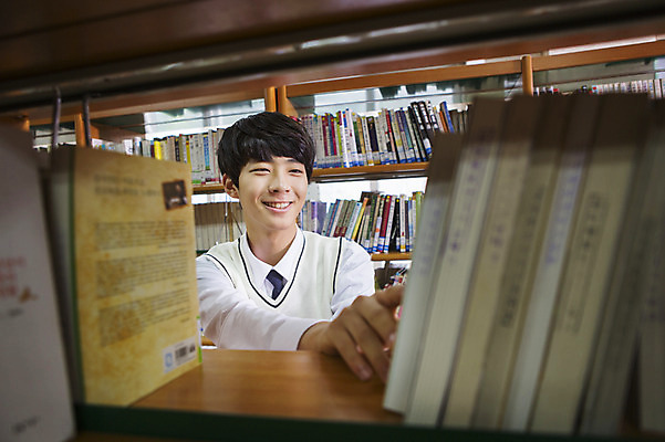 포토 JPG 학생 응시 남자 교복 학교 청소년 고등학생 책장 실내 한명 서기 웃음 사람 동양인 상반신 10대 책 한국인 선택 도서관 남자만 남자한명만 십대만 십대남자만 십대남자한명만 국내포토 1 시선 옷 교육 가구 컨셉 모션 표정 인종 내부 파일형식