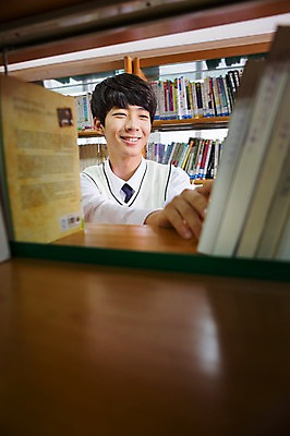 포토 JPG 학생 응시 남자 교복 학교 청소년 고등학생 책장 실내 한명 서기 웃음 사람 동양인 상반신 10대 책 한국인 선택 도서관 남자만 남자한명만 십대만 십대남자만 십대남자한명만 국내포토 1 시선 옷 교육 가구 컨셉 모션 표정 인종 내부 파일형식