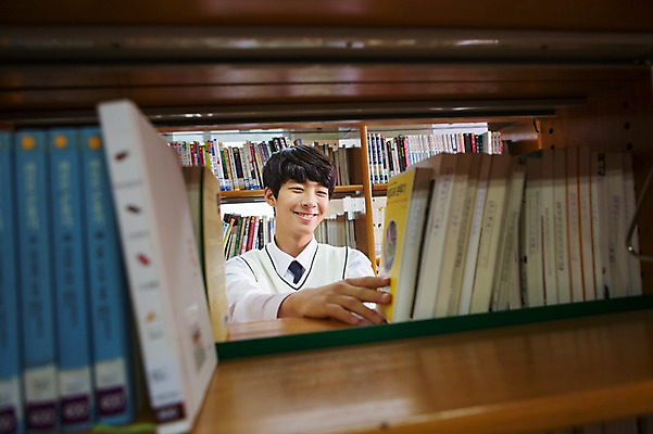 포토 JPG 학생 응시 남자 교복 학교 청소년 고등학생 책장 실내 한명 서기 웃음 사람 동양인 상반신 10대 책 한국인 선택 도서관 남자만 남자한명만 십대만 십대남자만 십대남자한명만 국내포토 1 시선 옷 교육 가구 컨셉 모션 표정 인종 내부 파일형식