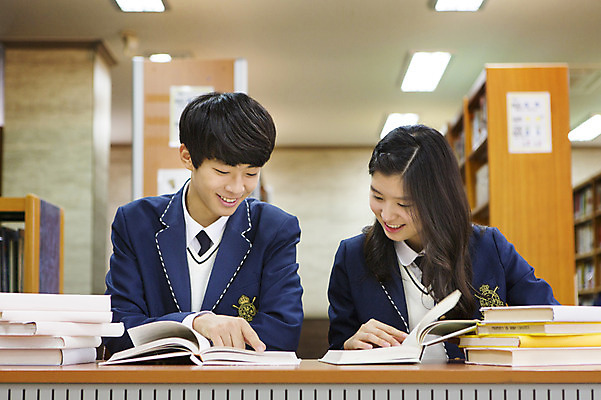 포토 JPG 학생 응시 여자 남자 교복 학교 청소년 고등학생 책장 실내 웃음 사람 앉기 동양인 상반신 두명 앞모습 아웃포커스 10대 책 친구 쌓기 한국인 도서관 책상 십대만 국내포토 시선 옷 교육 뷰포인트 가구 관계 모션 촬영기법 표정 인종 내부 파일형식