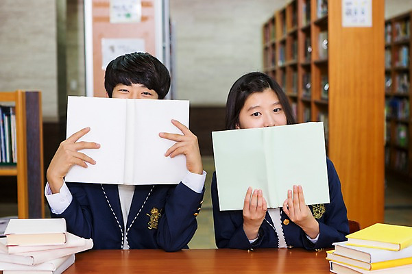 포토 JPG 학생 여자 남자 교복 학교 청소년 고등학생 책장 프레임 실내 들기 사람 앉기 동양인 상반신 두명 앞모습 10대 책 친구 쌓기 펼침 한국인 잡기 도서관 책상 십대만 국내포토 옷 교육 뷰포인트 가구 관계 모션 인종 내부 파일형식