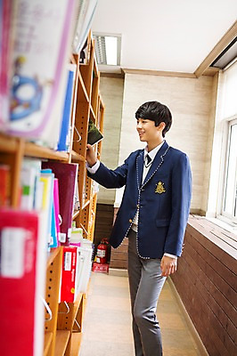 포토 JPG 주간 학생 응시 남자 교복 학교 청소년 고등학생 책장 실내 한명 서기 웃음 사람 동양인 상반신 앞모습 10대 책 한국인 잡기 선택 도서관 남자만 남자한명만 십대만 십대남자만 십대남자한명만 국내포토 자연요소 1 시선 옷 교육 뷰포인트 가구 컨셉 모션 표정 인종 내부 파일형식