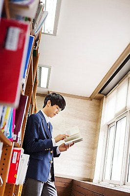 포토 JPG 주간 학생 응시 남자 교복 학교 청소년 고등학생 책장 실내 한명 서기 들기 사람 동양인 상반신 옆모습 10대 책 기댐 한국인 잡기 도서관 남자만 남자한명만 십대만 십대남자만 십대남자한명만 국내포토 자연요소 1 시선 옷 교육 뷰포인트 가구 모션 인종 내부 파일형식