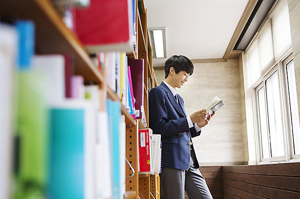 포토 JPG 주간 학생 응시 남자 교복 학교 청소년 고등학생 책장 실내 한명 서기 웃음 들기 사람 동양인 상반신 옆모습 10대 책 기댐 한국인 잡기 도서관 남자만 남자한명만 십대만 십대남자만 십대남자한명만 국내포토 자연요소 1 시선 옷 교육 뷰포인트 가구 모션 표정 인종 내부 파일형식