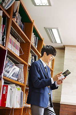 포토 JPG 학생 응시 남자 교복 학교 청소년 고등학생 책장 실내 한명 서기 웃음 들기 사람 동양인 상반신 옆모습 10대 책 한국인 잡기 도서관 남자만 남자한명만 십대만 십대남자만 십대남자한명만 국내포토 1 시선 옷 교육 뷰포인트 가구 모션 표정 인종 내부 파일형식