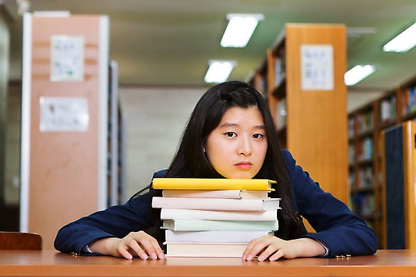 포토 JPG 학생 여자 교복 엎드리기 학교 청소년 고등학생 책장 실내 한명 사람 앉기 동양인 상반신 앞모습 아웃포커스 10대 책 쌓기 한국인 도서관 여자만 여자한명만 십대만 십대여자만 십대여자한명만 국내포토 1 옷 교육 뷰포인트 가구 모션 촬영기법 인종 내부 파일형식