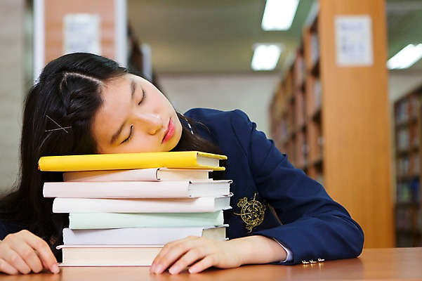 포토 JPG 학생 여자 교복 엎드리기 학교 청소년 고등학생 책장 실내 한명 사람 앉기 동양인 상반신 아웃포커스 10대 책 눈감음 한국인 잠 도서관 여자만 여자한명만 십대만 십대여자만 십대여자한명만 국내포토 1 옷 교육 가구 모션 촬영기법 인종 내부 파일형식