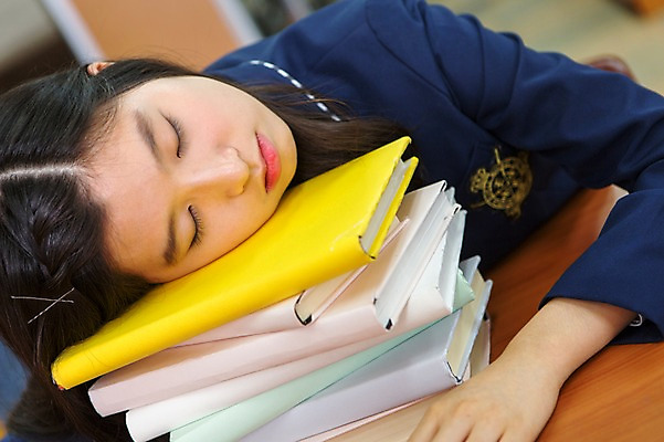 포토 JPG 학생 여자 교복 엎드리기 학교 청소년 고등학생 실내 한명 사람 앉기 동양인 상반신 10대 책 쌓기 눈감음 한국인 잠 도서관 여자만 여자한명만 십대만 십대여자만 십대여자한명만 국내포토 1 옷 교육 모션 인종 내부 파일형식
