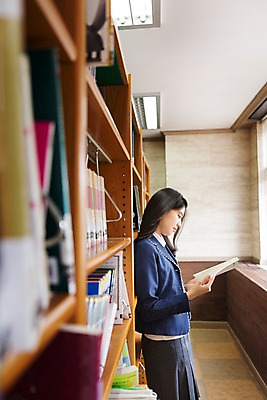 포토 JPG 학생 응시 여학생 여자 교복 학교 청소년 여고생 고등학생 책장 실내 한명 서기 들기 사람 동양인 상반신 옆모습 10대 책 한국인 잡기 도서관 여자만 여자한명만 십대만 십대여자만 십대여자한명만 국내포토 1 시선 옷 교육 뷰포인트 가구 모션 인종 내부 파일형식