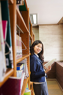 포토 JPG 학생 여학생 여자 교복 학교 청소년 여고생 고등학생 책장 실내 한명 서기 웃음 들기 사람 동양인 상반신 옆모습 10대 책 기댐 한국인 잡기 도서관 여자만 여자한명만 십대만 십대여자만 십대여자한명만 국내포토 1 옷 교육 뷰포인트 가구 모션 표정 인종 내부 파일형식