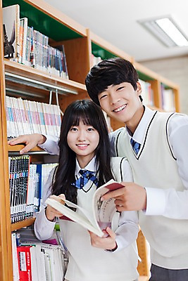 포토 JPG 학생 여자 남자 교복 학교 청소년 고등학생 책장 실내 서기 웃음 들기 사람 동양인 두명 10대 책 친구 한국인 잡기 도서관 십대만 국내포토 옷 교육 가구 관계 모션 표정 인종 내부 파일형식