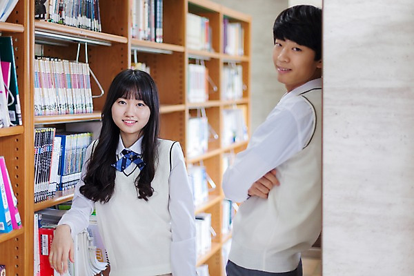 포토 JPG 학생 여자 남자 교복 학교 청소년 고등학생 책장 실내 서기 웃음 사람 동양인 상반신 두명 앞모습 옆모습 10대 책 친구 기댐 한국인 도서관 십대만 국내포토 옷 교육 뷰포인트 가구 관계 모션 표정 인종 내부 파일형식