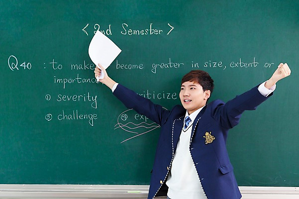 포토 JPG 문자 학생 응시 남자 교복 종이 교실 학교 모션 청소년 고등학생 수업 실내 한명 서기 웃음 들기 사람 동양인 상반신 옆모습 10대 칠판 만세 한국인 발표 남자만 남자한명만 십대만 십대남자만 십대남자한명만 국내포토 1 시선 옷 교육 뷰포인트 표정 인종 내부 파일형식