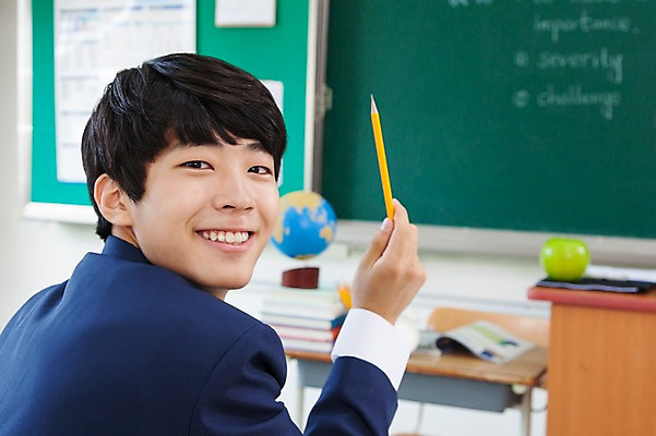 포토 JPG 학생 남자 교복 교실 학교 청소년 고등학생 수업 실내 한명 웃음 들기 사람 앉기 동양인 상반신 뒷모습 10대 연필 칠판 한국인 뒤돌아보기 남자만 남자한명만 십대만 십대남자만 십대남자한명만 국내포토 1 옷 교육 뷰포인트 모션 학용품 표정 인종 내부 필기구 파일형식