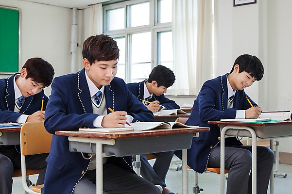 포토 JPG 주간 학생 응시 남자 교복 의자 교실 학교 청소년 고등학생 수업 실내 웃음 사람 앉기 동양인 여러명 상반신 옆모습 10대 책 한국인 기록 책상 남자만 십대만 십대남자만 국내포토 자연요소 시선 옷 교육 뷰포인트 가구 다수 모션 표정 인종 내부 파일형식