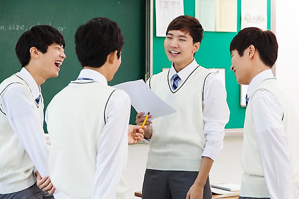 포토 JPG 학생 응시 남자 교복 교실 학교 청소년 고등학생 수업 실내 서기 웃음 사람 동양인 여러명 상반신 10대 칠판 한국인 걸터앉기 남자만 십대만 십대남자만 국내포토 시선 옷 교육 다수 모션 표정 앉기 인종 내부 파일형식