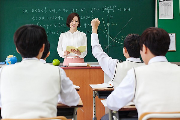 포토 JPG 학생 응시 여자 남자 교복 교실 학교 청소년 고등학생 수업 실내 서기 사람 앉기 동양인 여러명 상반신 성인 앞모습 뒷모습 10대 30대 손들기 교사 한국인 국내포토 직업 시선 옷 교육 뷰포인트 다수 모션 인종 내부 장년 파일형식