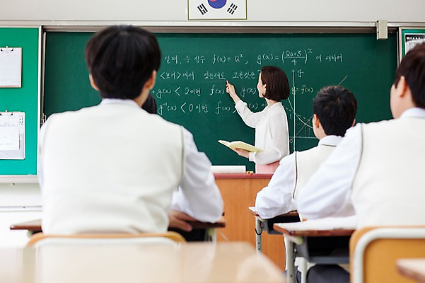 포토 JPG 학생 응시 여자 남자 교복 교실 학교 청소년 고등학생 수업 실내 서기 사람 앉기 동양인 여러명 상반신 성인 뒷모습 10대 30대 교사 칠판 한국인 책상 국내포토 직업 시선 옷 교육 뷰포인트 가구 다수 모션 인종 내부 장년 파일형식