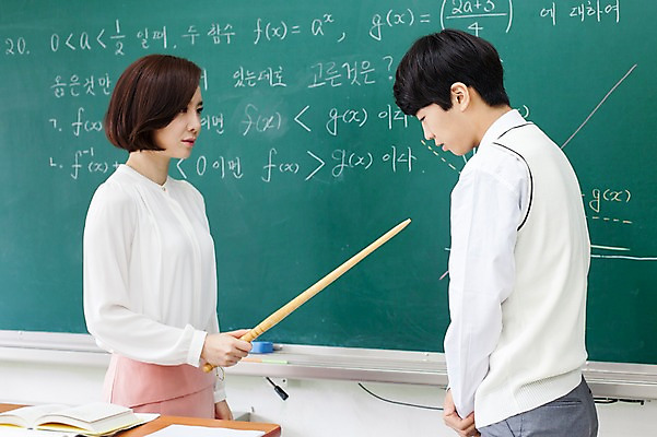 포토 JPG 학생 응시 여자 남자 교복 교실 학교 청소년 고등학생 수업 실내 서기 들기 사람 동양인 상반신 성인 두명 옆모습 10대 30대 교사 칠판 한국인 꾸지람 회초리 엄격한 국내포토 직업 시선 옷 교육 뷰포인트 모션 인종 내부 장년 체벌 매_체벌 파일형식
